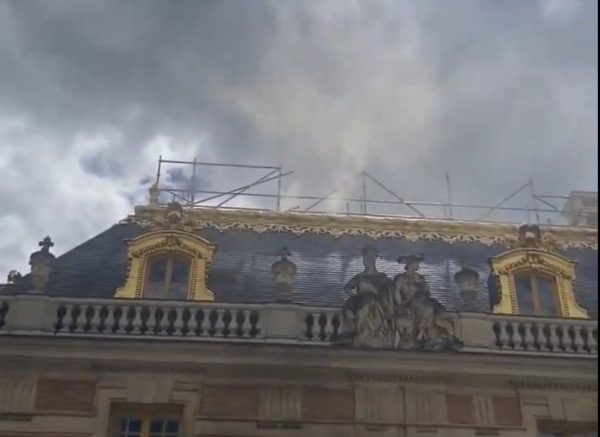 Φωτιά στο Ανάκτορο των Βερσαλλιών στη Γαλλία