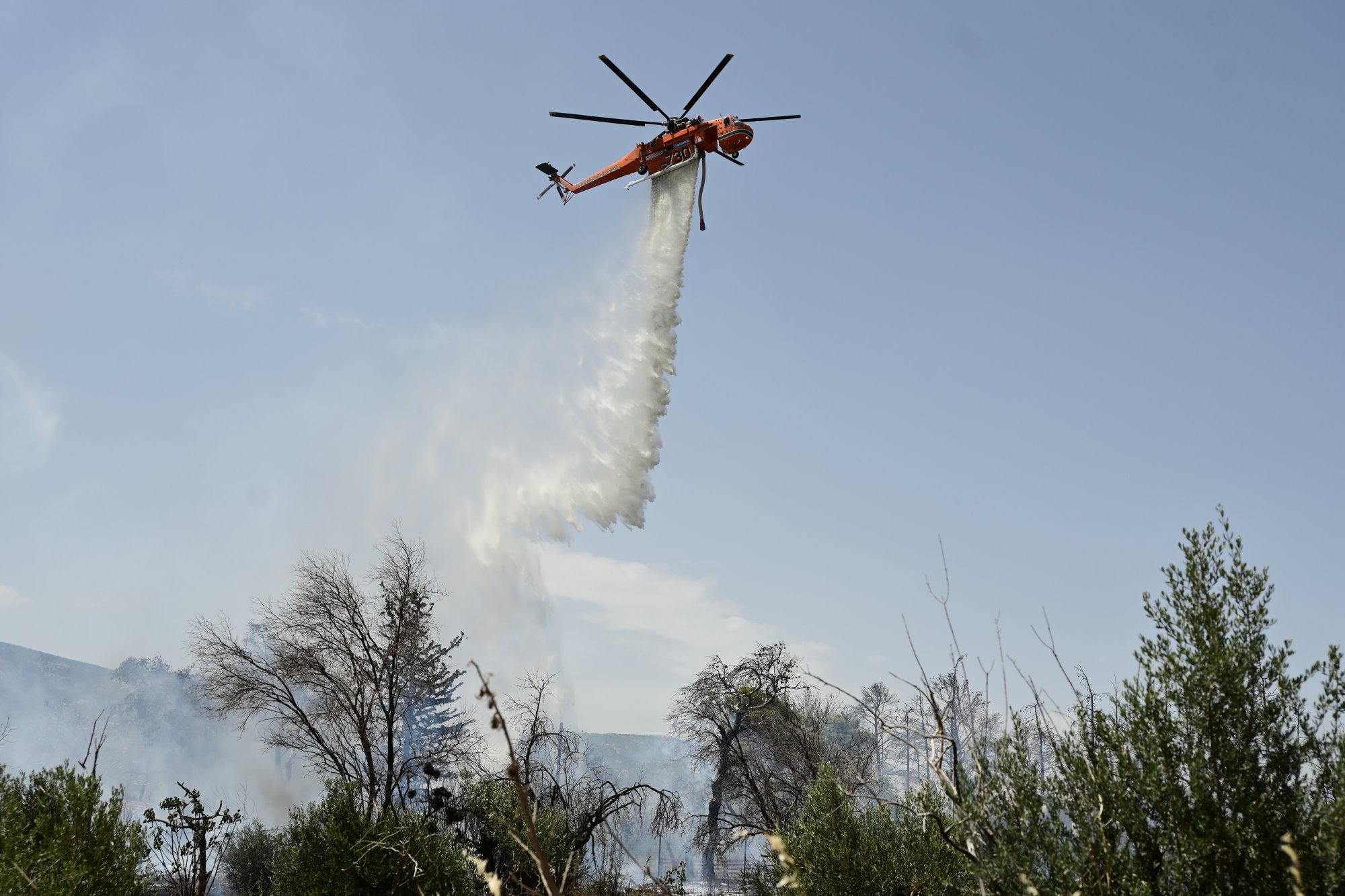 Φωτιά στην Ύδρα: Στις φλόγες χώρος εναπόθεσης απορριμμάτων - Επιχειρεί και ελικόπτερο