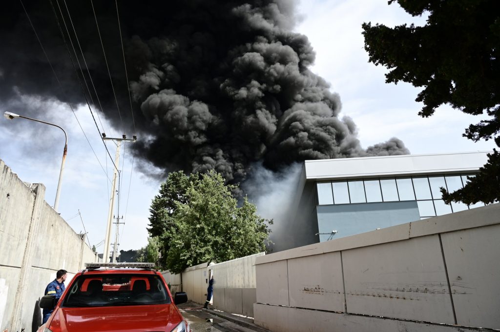 Κάτω Κηφισιά: Στον σύζυγο της Μίνας Γκάγκα ανήκει το εργοστάσιο που καίγεται