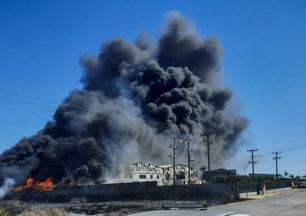 Φωτιά στη Ριτσώνα: «Δεν κινδυνεύει το εργοστάσιο της Παπουτσάνης»