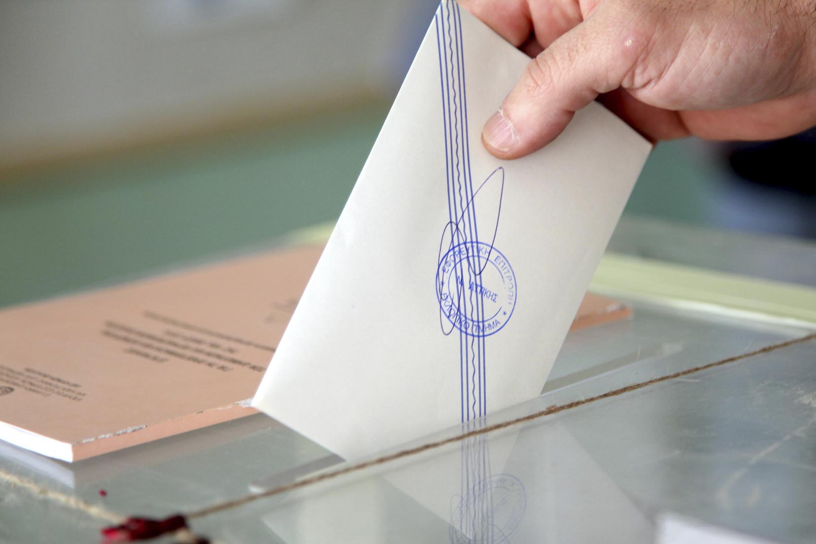 Ποιοι, πότε, πώς και πού ψηφίζουμε στις ευρωεκλογές - Τα κόμματα, οι έδρες και οι σταυροί