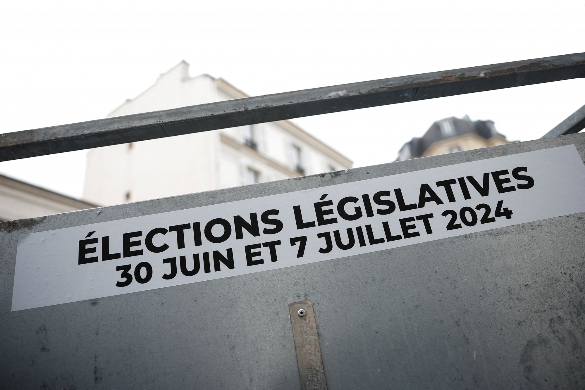 Γαλλία: «Παιχνίδι» για δυνατούς λύτες οι εκλογές - Προβάδισμα Λεπέν και δέσμευση Μακρόν