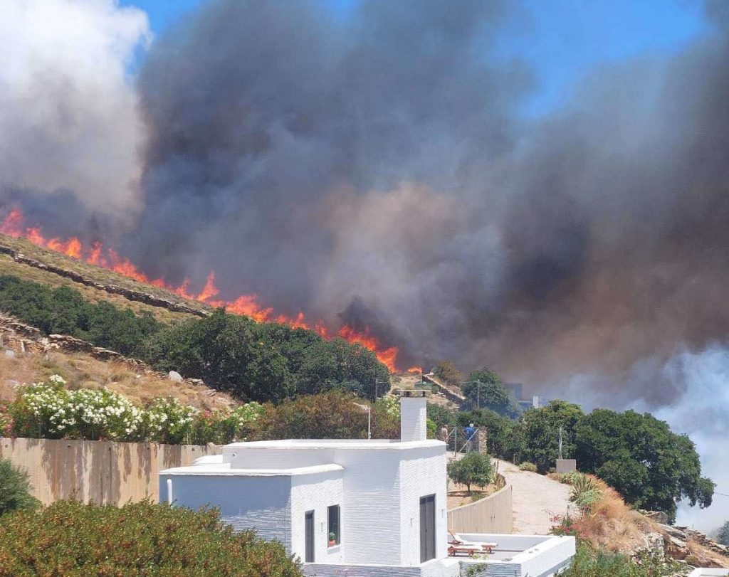 Φωτιά στην Άνδρο: Ήχησε το 112, εκκενώνονται τέσσερις οικισμοί