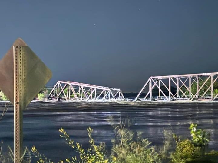 Αϊόβα: Κατέρρευσε γέφυρα τρένου – «Φούσκωσε» το ποτάμι και την παρέσυρε