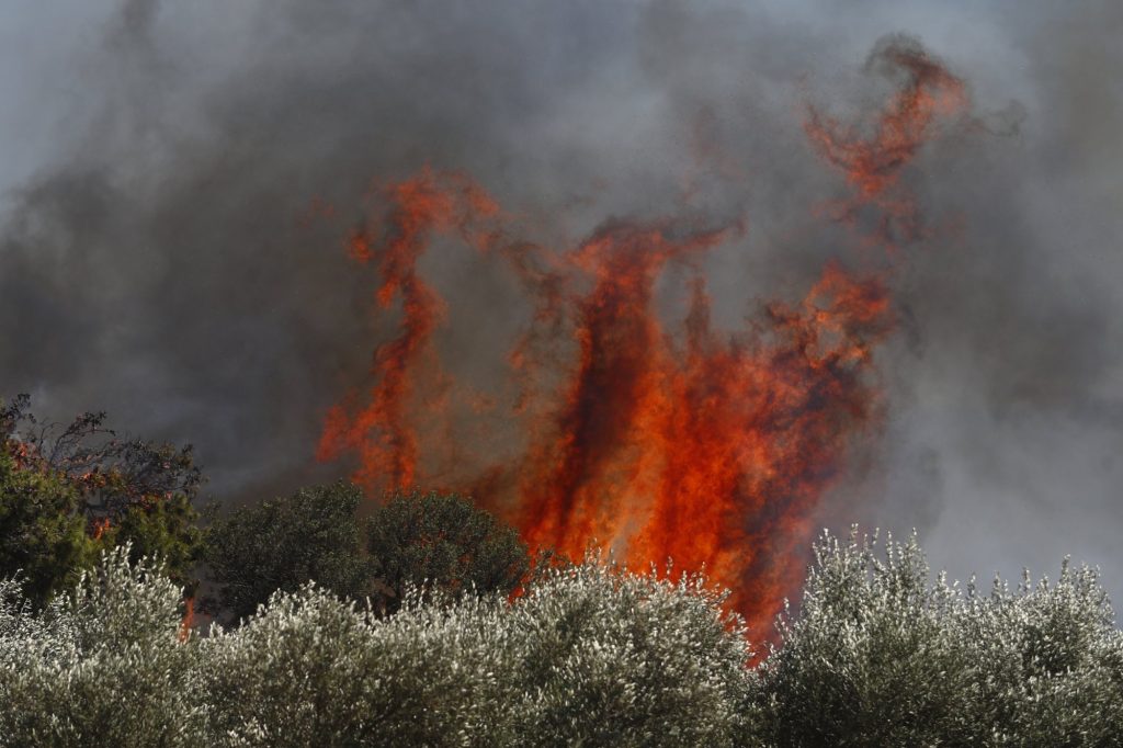 Φωτιά: Υπό πλήρη έλεγχο οι πυρκαγιές σε Βαρυμπόμπη και Μενίδι
