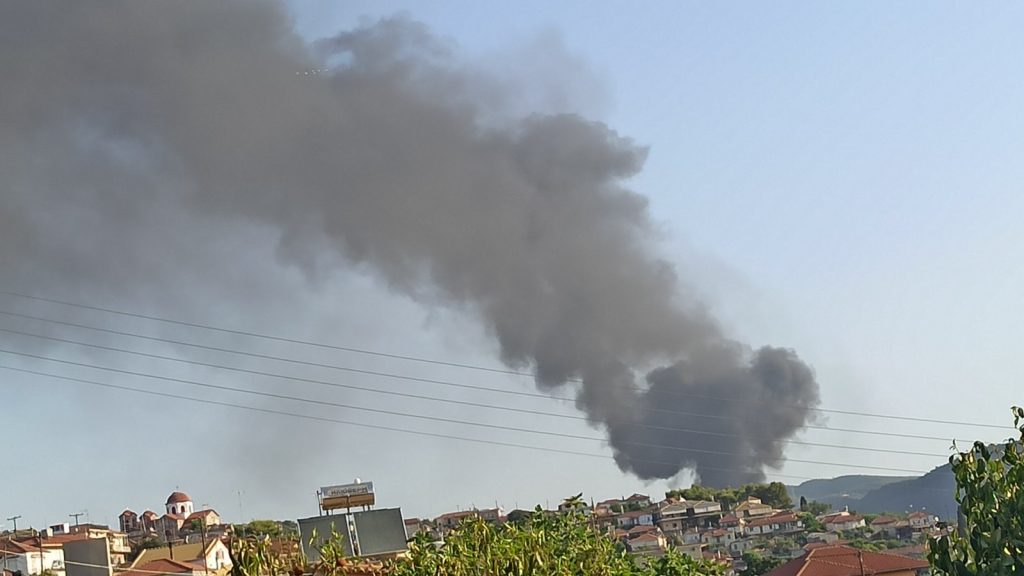 Αγρίνιο: Μεγάλη φωτιά σε εργοτάξιο και συνεχείς εκρήξεις – Πληροφορίες για νεκρό