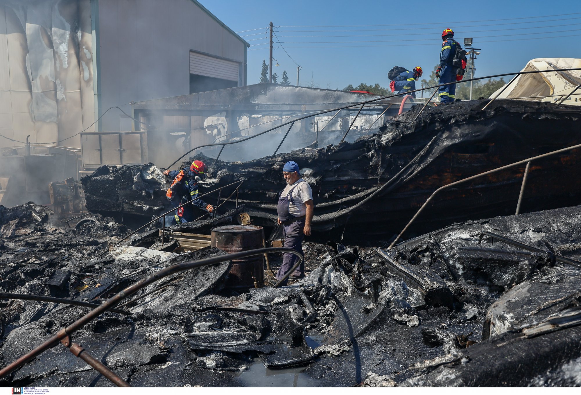 Κορωπί: Ζημιές σε κτίρια από την φωτιά - Δείτε βίντεο και φωτογραφίες