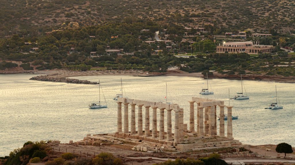 Ονειρεμένες διακοπές στο μυθικό ακρωτήρι με θέα το Αιγαίο, από τη Grecotel