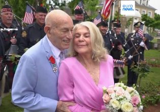 Βετεράνος του Αμερικανικού στρατού ντύθηκε γαμπρός και παντρεύτηκε την 96χρονη αγαπημένη του στη Νορμανδία
