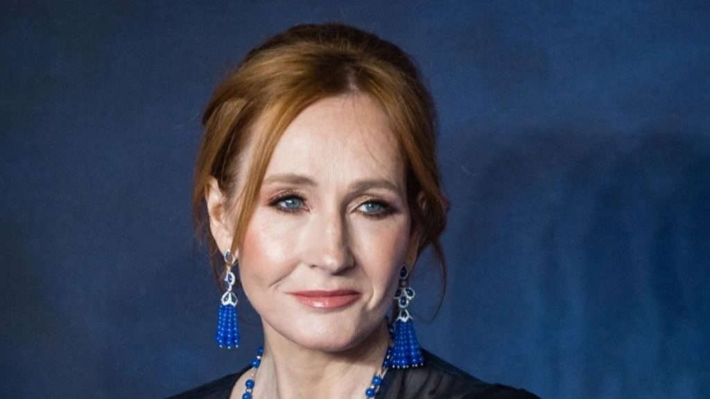 Η συγγραφέας του Χάρι Πότερ στο «σανίδι»: Θεατρικό έργο κριτικάρει τις τρανσφοβικές απόψεις της J.K. Rowling