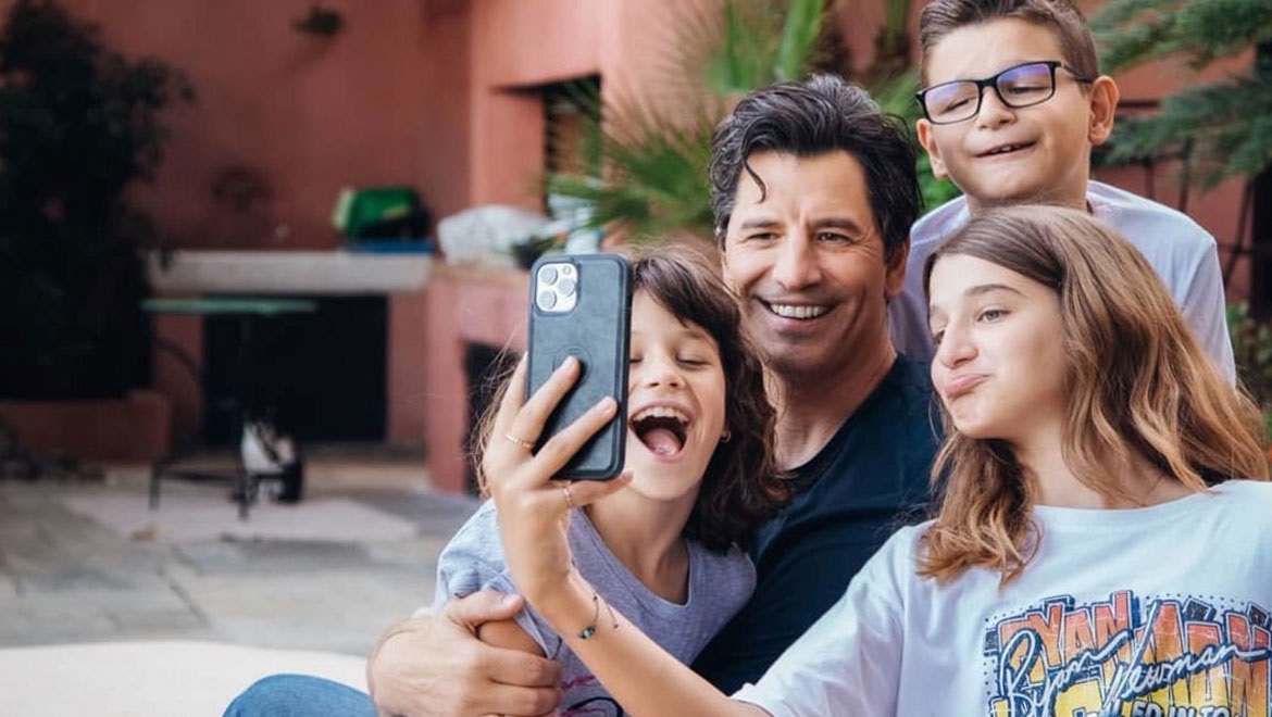 Σάκης Ρουβάς: Φωτογραφίες με τα 4 παιδιά του, με αφορμή τη γιορτή του πατέρα