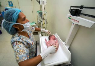 Covid: Ο εμβολιασμός των εγκύων «ασπίδα» ενάντια στις καισαρικές