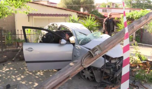 Θεσσαλονίκη: Νεκρός 22χρονος οδηγός – Το όχημά του «καρφώθηκε» σε κολόνα