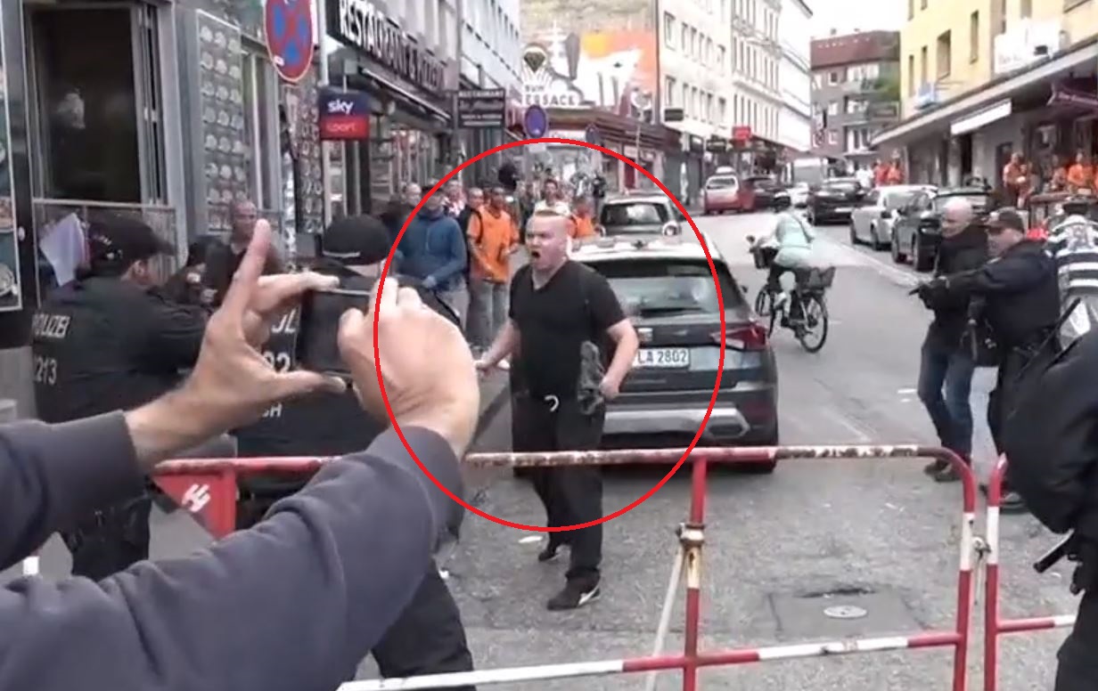 Γερμανία: Η στιγμή που αστυνομικοί πυροβολούν τον άνδρα που κρατούσε τσεκούρι και μολότοφ - Βίντεο ντοκουμέντο