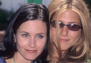 H Courteney Cox έκλεισε τα 60 και η Jennifer Aniston της εύχεται με iconic στιγμιότυπα