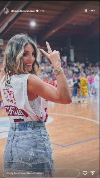 Η Αθηνά Οικονομάκου φορώντας μπλούζα με το όνομα του αγαπημένου της Μπρούνο Τσερέλα