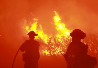 ΗΠΑ: Πύρινη κόλαση στην Καλιφόρνια – Άνιση μάχη με τις φλόγες λόγω καύσωνα και ισχυρών ανέμων