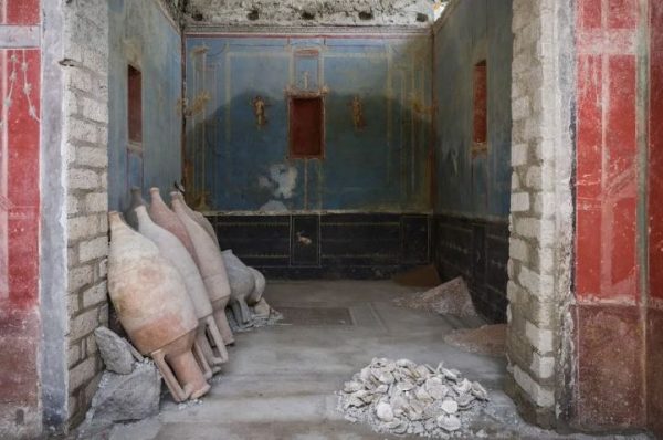 Το εκπληκτικό ιερό με τους σπάνιους μπλε τοίχους που ανακαλύφθηκε στην Πομπηία