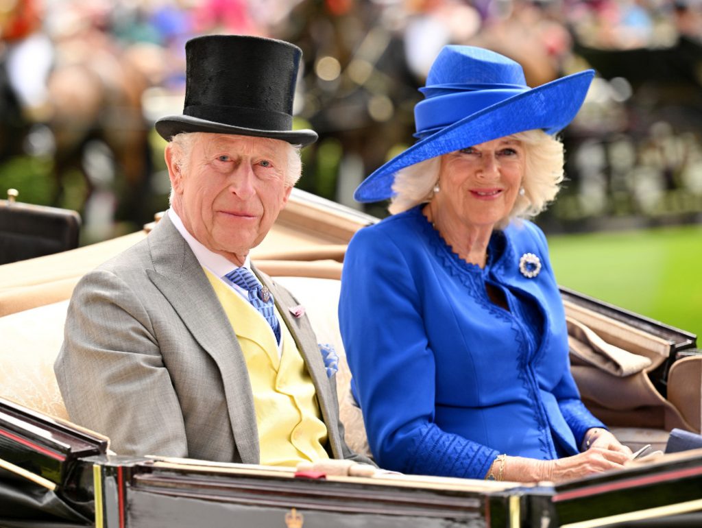 Βασίλισσα Camilla: Η σπάνια εμφάνιση με τα δύο παιδιά από τον πρώτο της γάμο