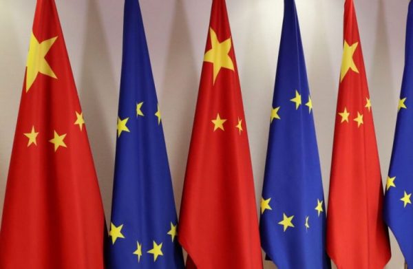 Politico: Φορολογία ή τεχνολογία το δίλημμα που θέτει η Ευρώπη στην Κίνα