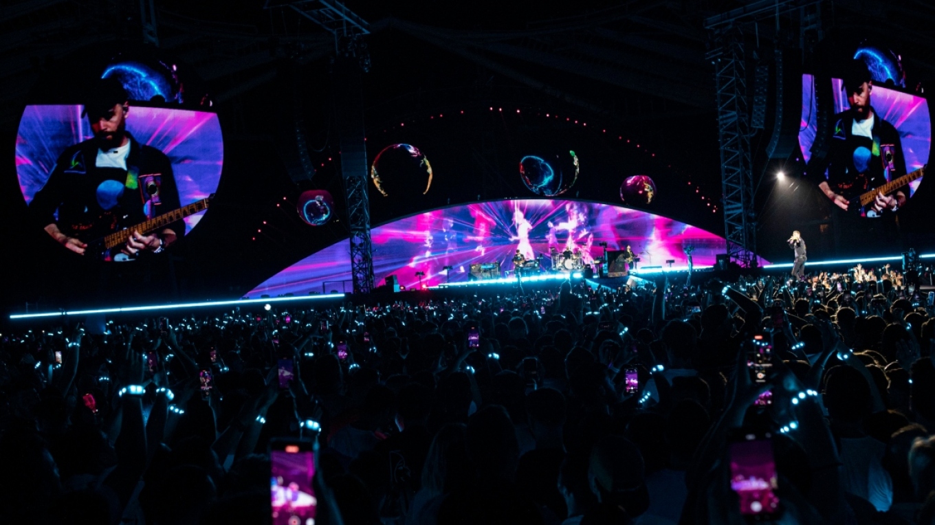 Ο Έλληνας τραγουδιστής που καθήλωσε το κοινό στη συναυλία των Coldplay