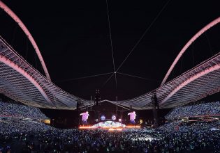 Coldplay: Φαντασμαγορικό σόου στο ΟΑΚΑ μπροστά σε 60.000 κόσμο – Οι επώνυμοι και τα ελληνικά του Κρις Μάρτιν