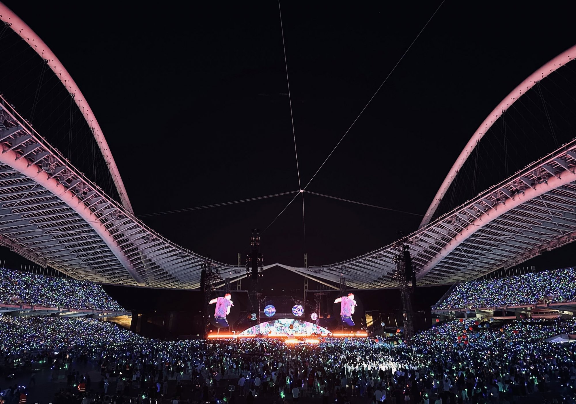 Coldplay: Φαντασμαγορικό σόου στο ΟΑΚΑ μπροστά σε 60.000 κόσμο - Οι επώνυμοι και τα ελληνικά του Κρις Μάρτιν