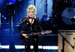 Η ζωή της θρυλικής τραγουδίστριας Dolly Parton γίνεται μιούζικαλ