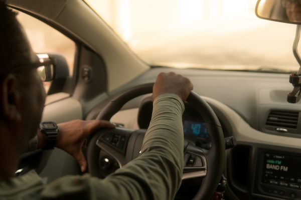 «Τσουχτερό» πρόστιμο και αφαίρεση διπλώματος – Τι δεν πρέπει να αγγίξετε εντός του αυτοκινήτου σας