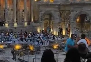 Τουρκία: Εταιρεία διοργάνωσε πριβέ δείπνο για τουρίστες στην αρχαία Έφεσο – Έντονες αντιδράσεις