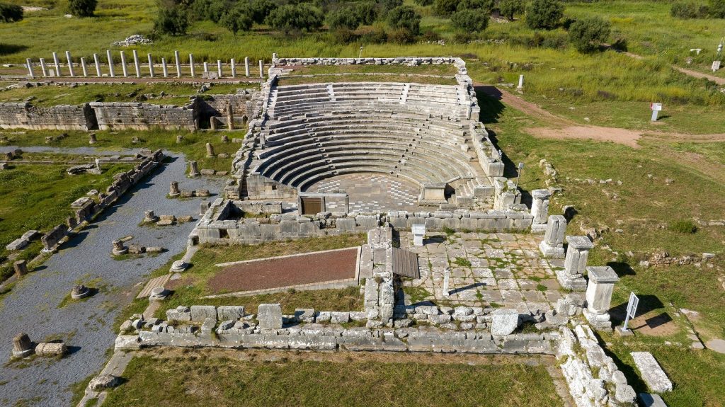 Ο Λεωνίδας Καβάκος στην Αρχαία Μεσσήνη – Συναυλία αφιέρωμα στον αρχαιολόγο Πέτρο Θέμελη