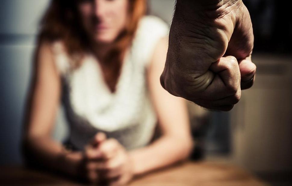 Ενδοοικογενειακή βία: Πώς φτάσαμε στη σύλληψη του δικηγόρου – Με κατάγματα και τραύμα στη γλώσσα η σύζυγος
