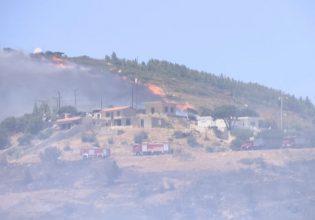 Φωτιά στην Κερατέα: Καίγονται σπίτια και αυτοκίνητα (φωτογραφίες και βίντεο)