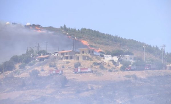 «Μάχη» με τις φλόγες στην Κερατέα με ριπές ανέμων 9 μποφόρ – Καίγονται σπίτια και αυτοκίνητα