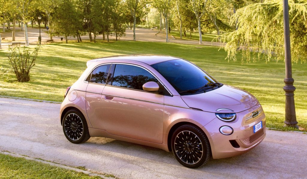 Έως 110.000 πωλήσεις προσδοκά η Fiat από το 500 Hybrid