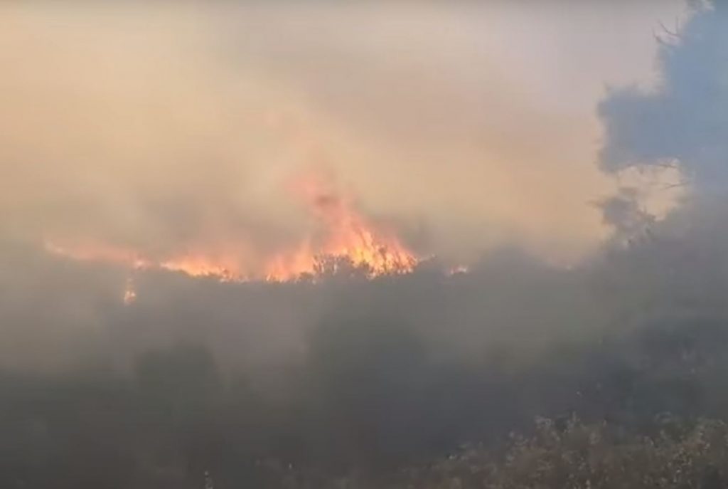 Φωτιά στην Αχαΐα: Σε πύρινο κλοιό τα χωριά του δήμου Ερυμάνθου – Συνεχείς εντολές εκκένωσης οικισμών