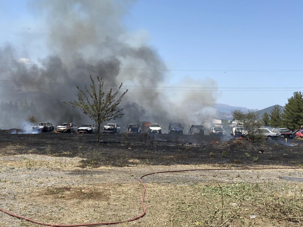 Φωτιά στην Τρίπολη: Κάηκαν σταθμευμένα οχήματα