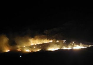 Φωτιά στο Ρέθυμνο: Καίει μεταξύ των οικισμών Ακούμια και Κρύα Βρύση