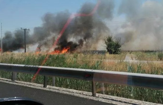 Φωτιά σε παράδρομο της εθνικής οδού Αθηνών – Λαμίας, επιχειρούν τρία αεροσκάφη