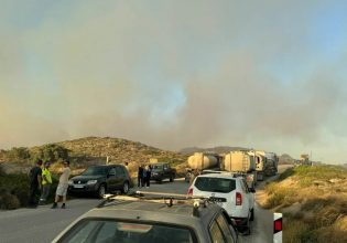 Φωτιά στη Μήλο – Ήχησε το 112 – Πυροσβέστες και οχήματα μεταβαίνουν ακτοπλοϊκώς από Πειραιά