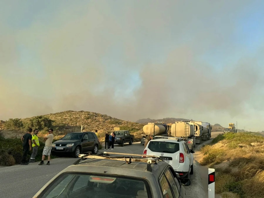 Φωτιά στη Μήλο - Ήχησε το 112 - Πυροσβέστες και οχήματα μεταβαίνουν ακτοπλοϊκώς από Πειραιά