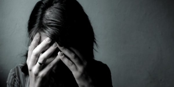 Ενδοοικογενειακή βία: Σοβαρά χτυπήματα φέρει η σύζυγος του γνωστού ποινικολόγου – Βρέθηκαν όπλα στο σπίτι του