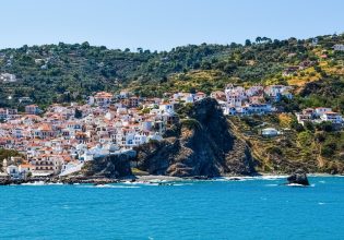 Σκόπελος: Το ομορφότερο ελληνικό νησί για τους Γάλλους τουρίστες και διεθνής πόλος έλξης