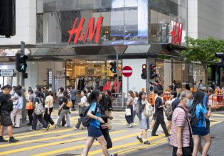 Δύσκολη περίοδος για την H&M – Ο σκληρός ανταγωνισμός και τα σκάνδαλα
