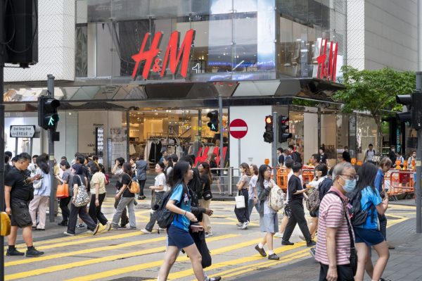 Δύσκολη περίοδος για την H&M – Ο σκληρός ανταγωνισμός και τα σκάνδαλα