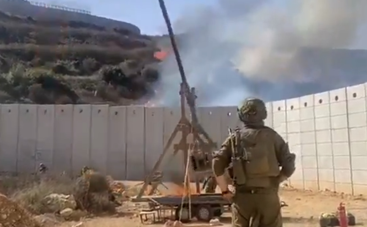 Ισραήλ: «Μεσαιωνική πολιορκία» στον Λίβανο - Στρατιώτες βάζουν φωτιές με καταπέλτη