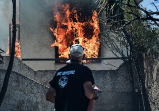 Φωτιά στην Κερατέα: Μάχη διαρκείας με τα πύρινα μέτωπα – Κάηκαν σπίτια και αυτοκίνητα