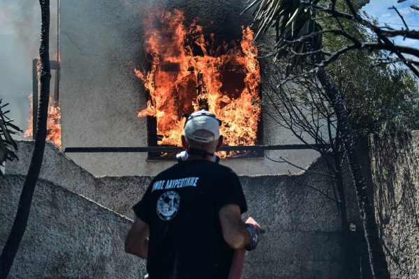 Φωτιά στην Κερατέα: Πολύωρες μάχες με τις φλόγες – Προσπάθεια να μην περάσουν στον Εθνικό Δρυμό Σουνίου