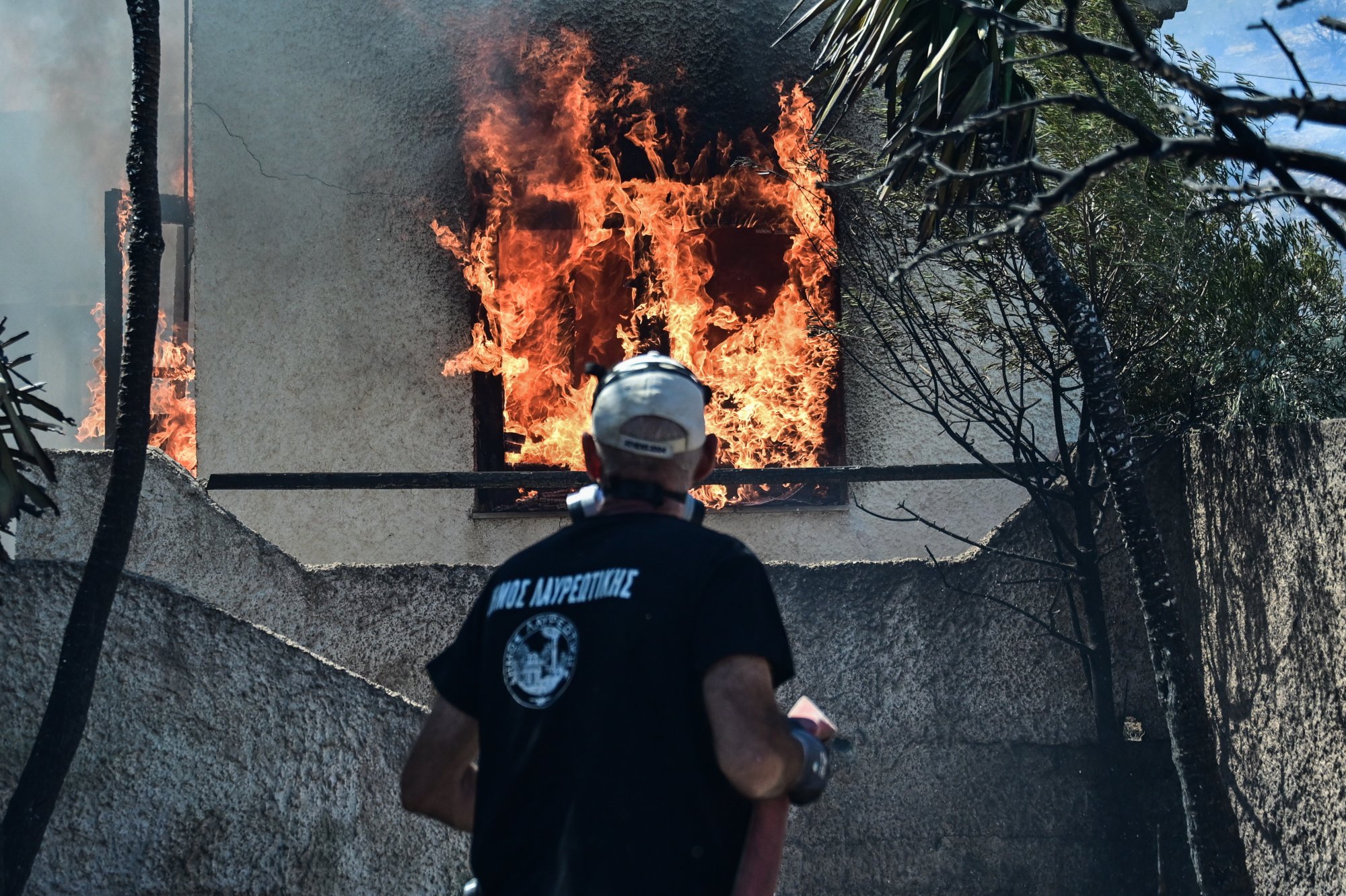 Φωτιά στην Κερατέα: Μάχη διαρκείας με τα πύρινα μέτωπα – Κάηκαν σπίτια και αυτοκίνητα
