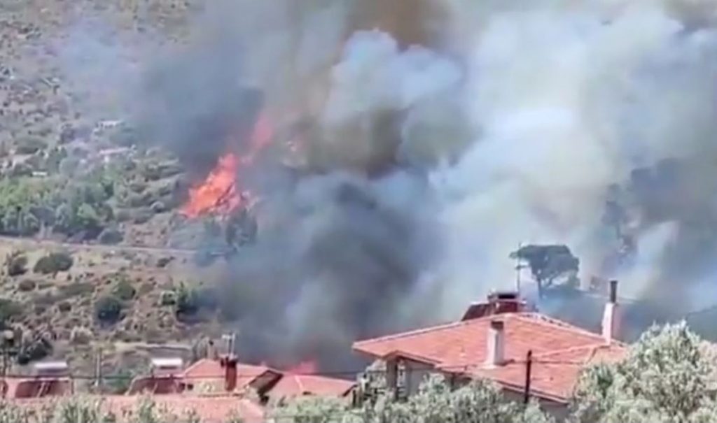 Φωτιά στην Κερατέα: Στα πρώτα σπίτια οι φλόγες – Εκκενώθηκαν οικισμοί, ενισχύονται διαρκώς οι δυνάμεις